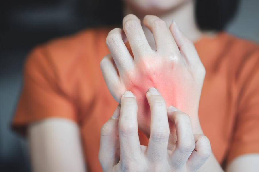 Quais são os sintomas? artrite idiopática juvenil sistêmica