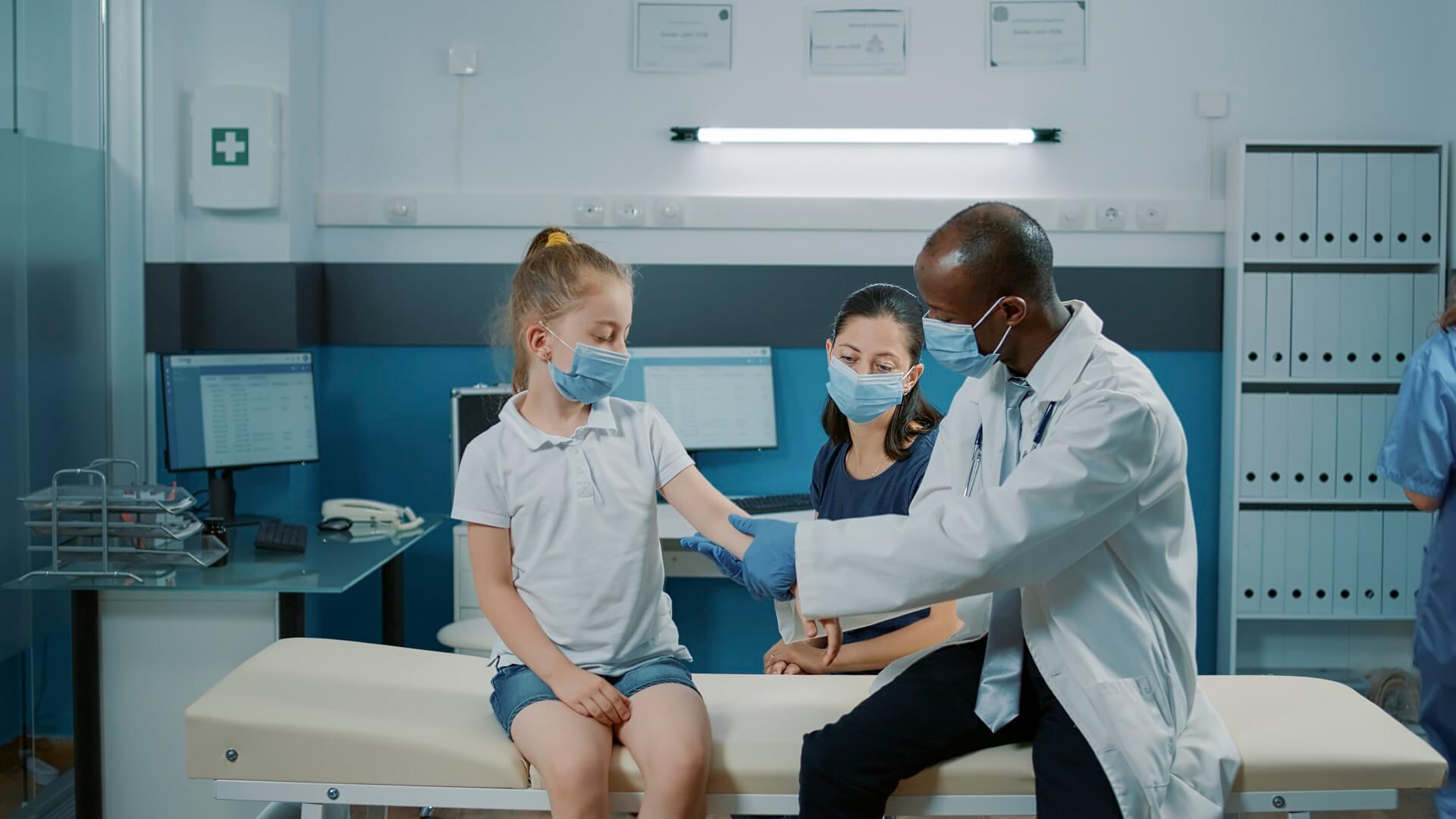 Qual a importância de cuidar da saúde óssea na infância? - Clinica Croce